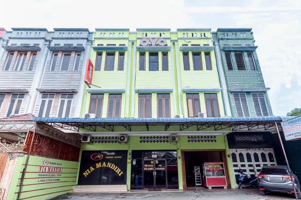 Oyo 723 Penginapan Nia Mandiri Syariah Medan Exterior foto