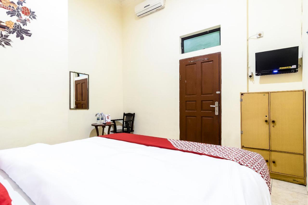 Oyo 723 Penginapan Nia Mandiri Syariah Medan Exterior foto
